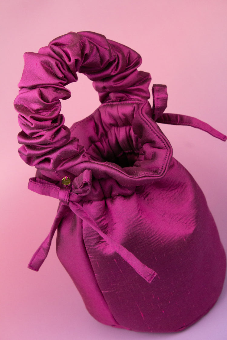 Descubre el bolso bombonera fucsia, el complemento perfecto para elevar cualquier look de invitada. Diseñado para mujeres que buscan sofisticación y exclusividad, este bolso de fiesta destaca por su vibrante color fucsia y su acabado artesanal.
Confeccionado a mano en el corazón del barrio Salamanca, este bolso refleja la esencia de la moda local con materiales de alta calidad. Nuestros bolsos personalizados Madrid se crean con mimo para ofrecer piezas únicas que se adaptan a tu estilo.
Este bolso bordado