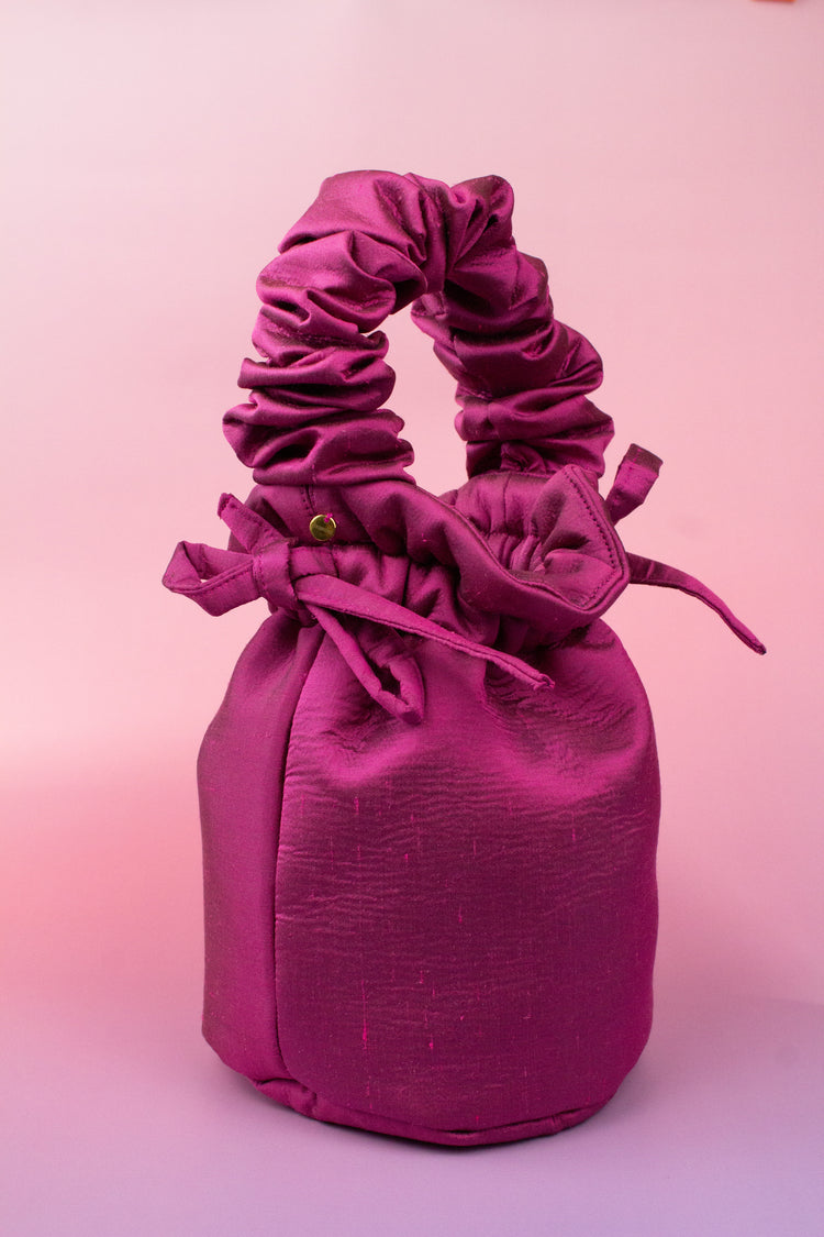 Descubre el bolso bombonera fucsia, el complemento perfecto para elevar cualquier look de invitada. Diseñado para mujeres que buscan sofisticación y exclusividad, este bolso de fiesta destaca por su vibrante color fucsia y su acabado artesanal.
Confeccionado a mano con materiales de alta calidad, este bolso bordado combina elegancia y funcionalidad. Su cierre de cordón y su diseño tipo saco lo convierten en una opción cómoda y ligera, ideal para bodas, eventos especiales o cenas donde quieras destacar.