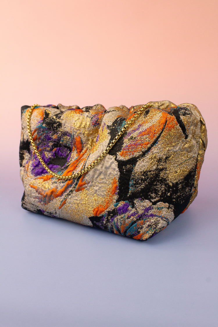 ¿Buscas un accesorio único que destaque en cualquier ocasión? En @laqocha, diseñamos y creamos bolsos personalizados y hechos a medida, perfectos para eventos especiales o para añadir un toque de elegancia a tu día a día.
Especialistas en bolsos de fiesta y modelos exclusivos como nuestro icónico bolso abanico. Descubre nuestros diseños en tonos dorados, ideales para brillar en Madrid.
Cada pieza está hecha con cuidado y atención al detalle, ¡porque sabemos que mereces lo mejor!
Barrio salamanca