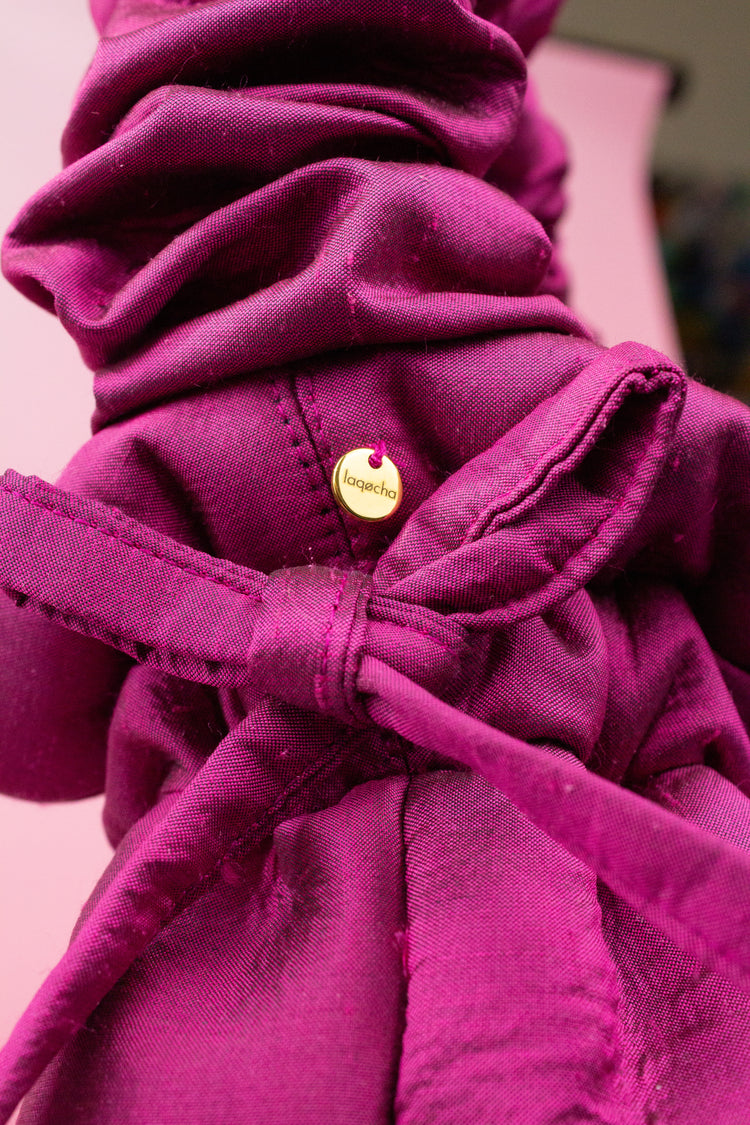 Descubre el bolso bombonera fucsia, el complemento perfecto para elevar cualquier look de invitada. Diseñado para mujeres que buscan sofisticación y exclusividad, este bolso de fiesta destaca por su vibrante color fucsia y su acabado artesanal.
Confeccionado a mano con materiales de alta calidad, este bolso bordado combina elegancia y funcionalidad. Su cierre de cordón y su diseño tipo saco lo convierten en una opción cómoda y ligera, ideal para bodas, eventos especiales o cenas donde quieras destacar.