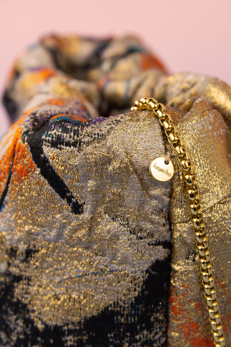 Bolsos a medida en Madrid
¿Buscas un accesorio único que destaque en cualquier ocasión? En laqocha, diseñamos y creamos bolsos personalizados y hechos a medida, perfectos para eventos especiales o para añadir un toque de elegancia a tu día a día.
Especialistas en bolsos de fiesta y modelos exclusivos como nuestro icónico bolso abanico.
Descubre nuestros diseños en tonos dorados, ideales para brillar en Madrid.
Cada pieza está hecha con cuidado y atención al detalle