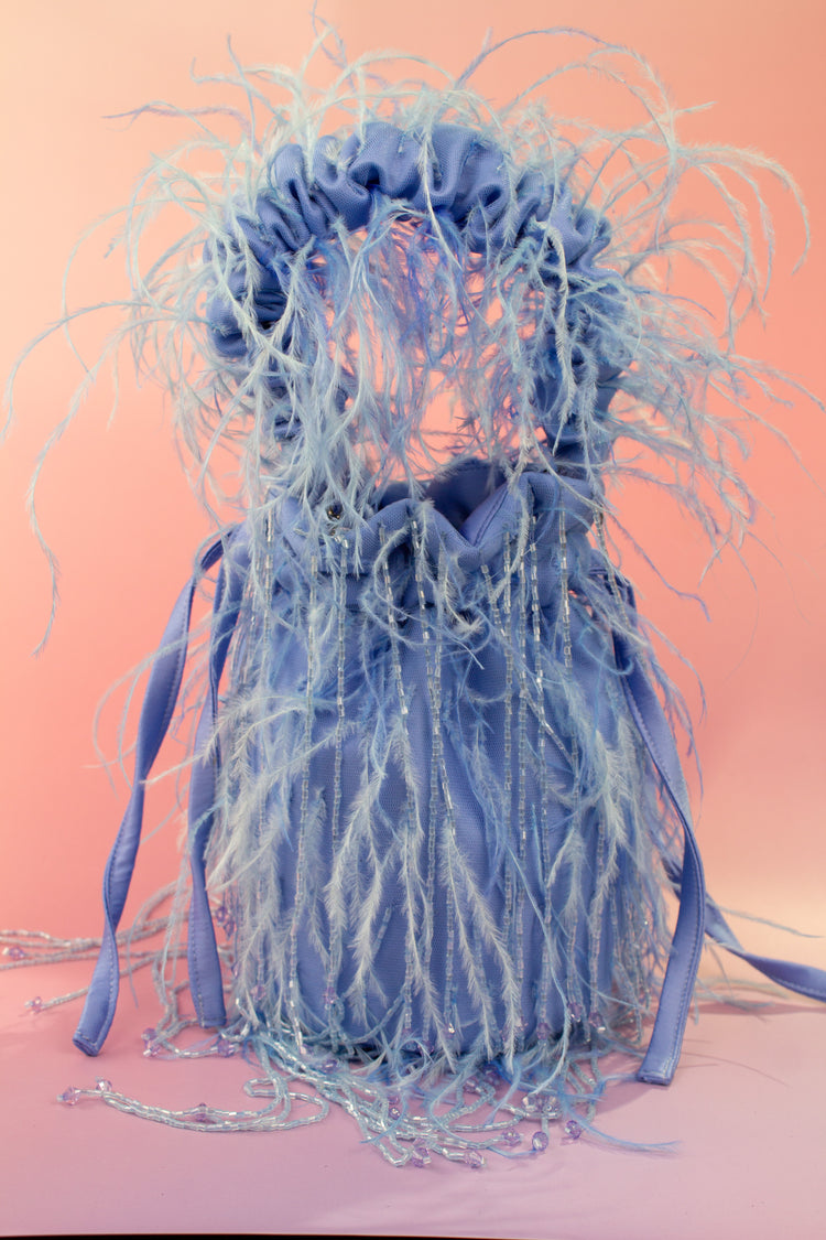 Bolso bombonera plumas y flecos de cuentas azul pastel