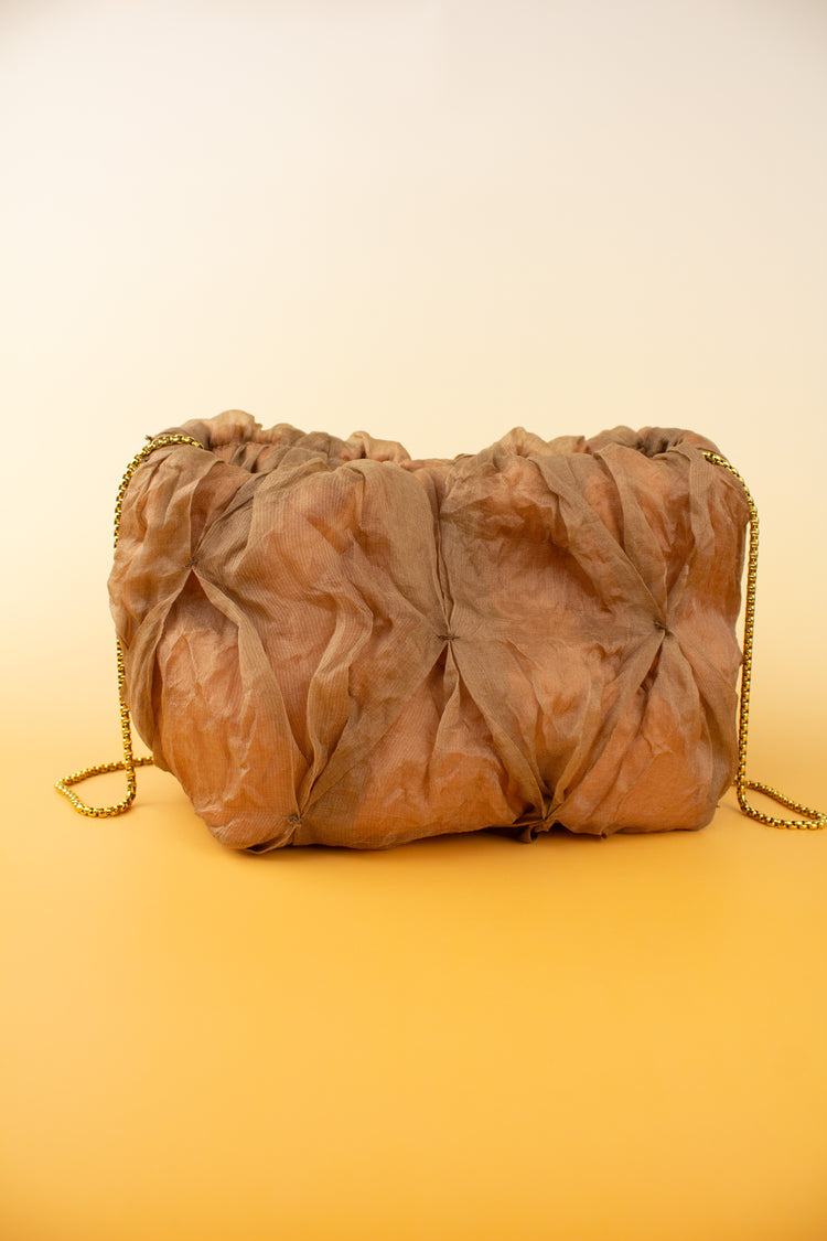 Bolso de mano Lupe mediano organza de seda camel