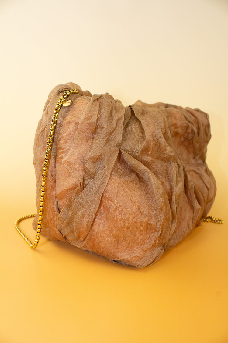 Bolso de mano Lupe mediano organza de seda camel