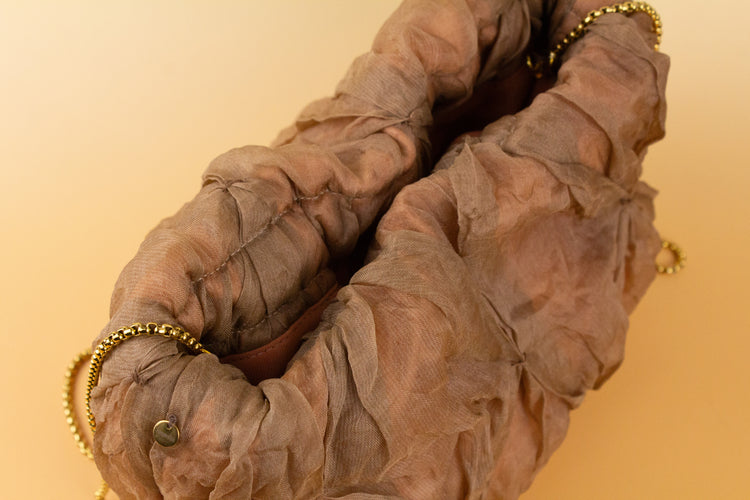 Bolso de mano Lupe mediano organza de seda camel