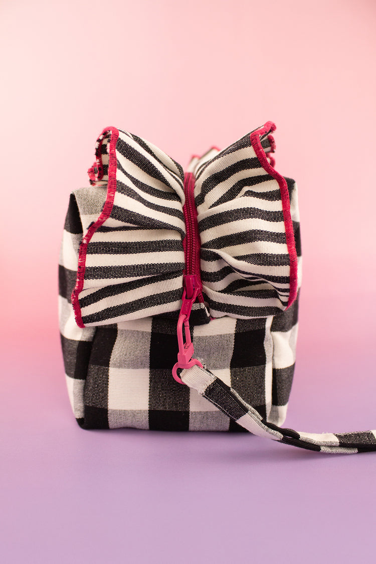 En Laqocha creamos neceseres hechos a mano con amor, pensados para mujeres que quieren algo más que un simple accesorio. Nuestros diseños combinan color, calidad y originalidad para ofrecerte piezas prácticas y con personalidad.
Ya sea que los usos como neceseres para maquillaje , para llevar en el bolso o para organizar tus esenciales en un viaje, cada neceser está diseñado para acompañarte con estilo.
Neceseres para mujer: prácticos, bonitos y únicos