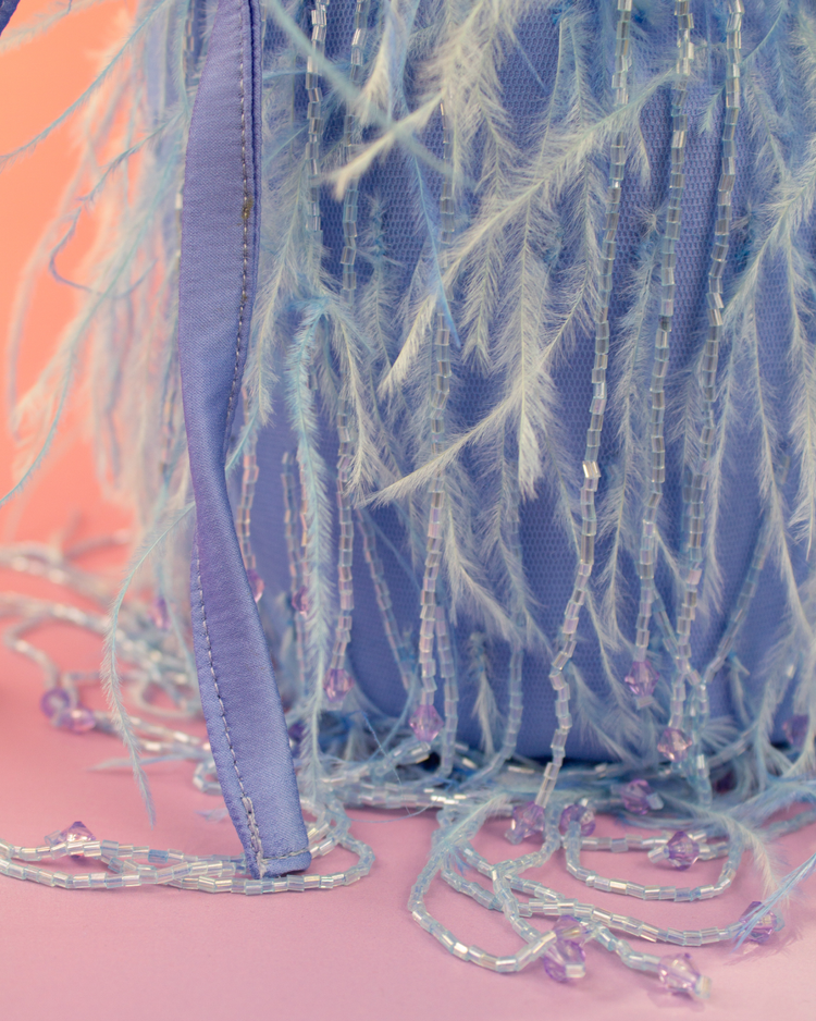 Bolso bombonera plumas y flecos de cuentas azul pastel