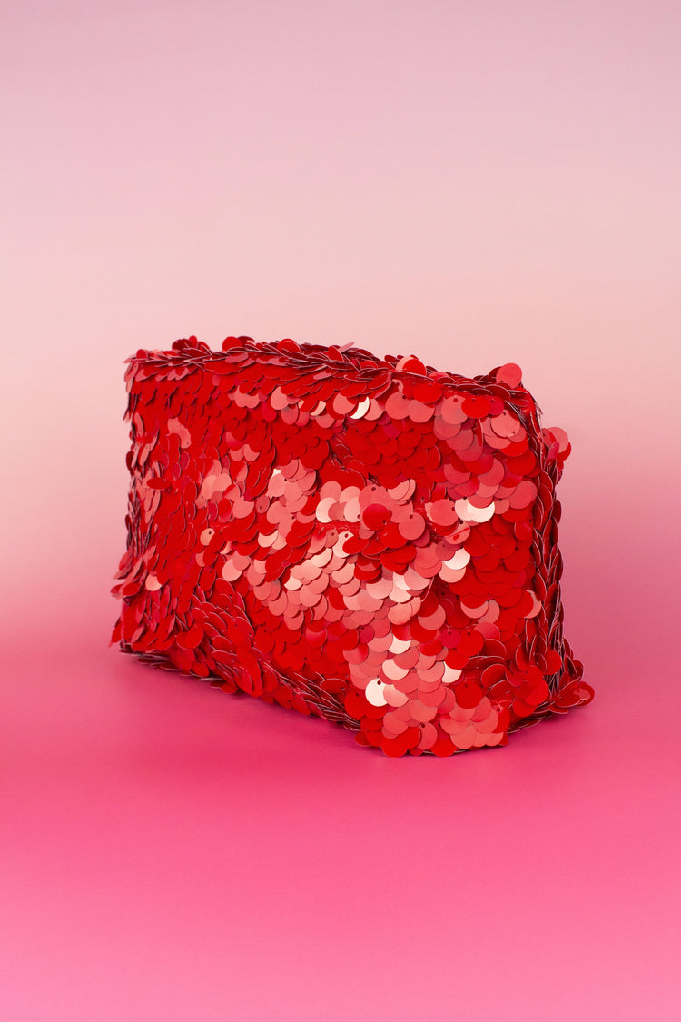 bolso rojo para invitadas de boda de primavera
Este bolso de fiesta es el accesorio perfecto para añadir un toque de glamour a tu look nocturno. Con su diseño único y sofisticado, este bolso de lentejuelas destaca por su capacidad para captar la luz y crear un brillo fascinante en cualquier ocasión. Ideal para eventos especiales, bodas, cócteles o cenas de gala, este bolso para fiesta combina elegancia y estilo, garantizando que te sientas especial durante toda la noche.
El bolso elegante ha sido cuidadosa
