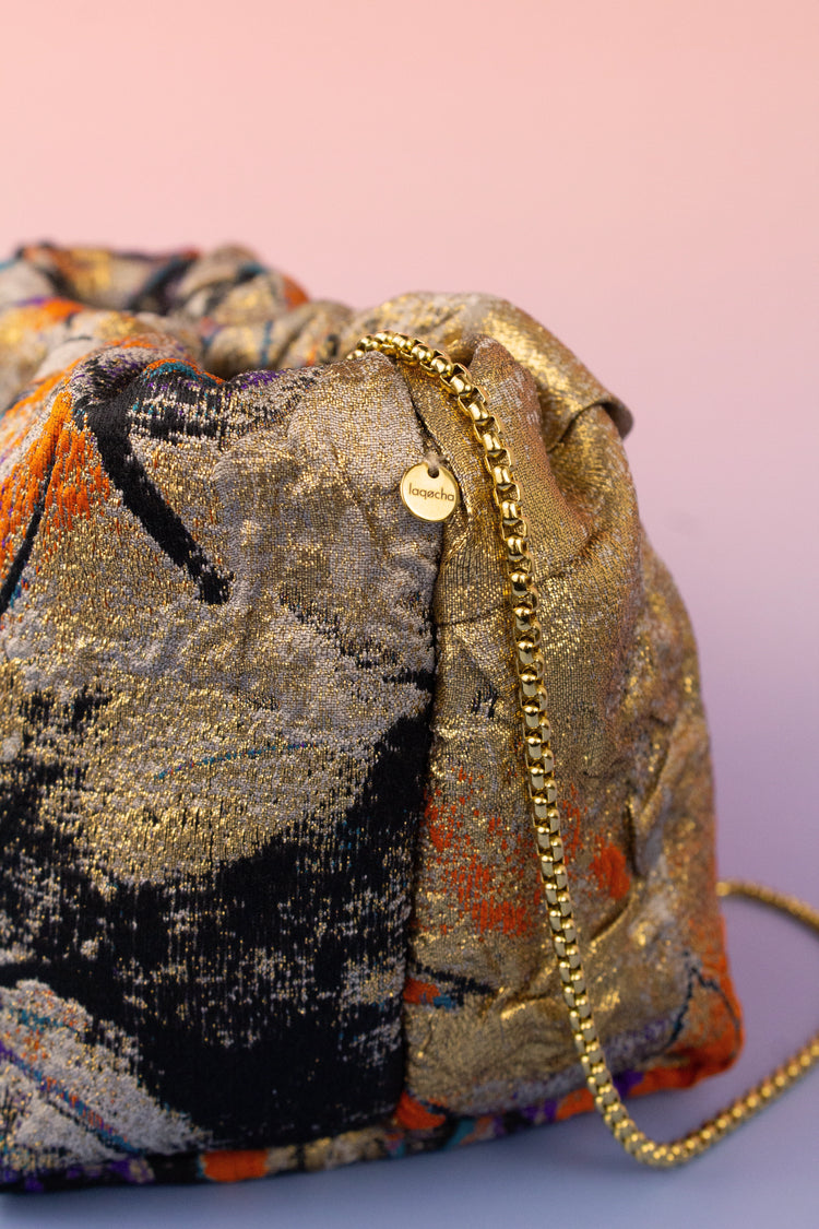 ¿Buscas un accesorio único que destaque en cualquier ocasión? En @laqocha, diseñamos y creamos bolsos personalizados y hechos a medida, perfectos para eventos especiales o para añadir un toque de elegancia a tu día a día.
Especialistas en bolsos de fiesta y modelos exclusivos como nuestro icónico bolso abanico.
Descubre nuestros diseños en tonos dorados, ideales para brillar en Madrid.n Cada pieza está hecha con cuidado y atención al detalle, ¡porque sabemos que mereces lo mejor!
barrio salamanca