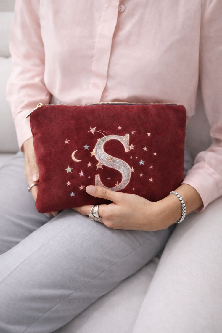 Bolso de mano terciopelo bordado inicial
