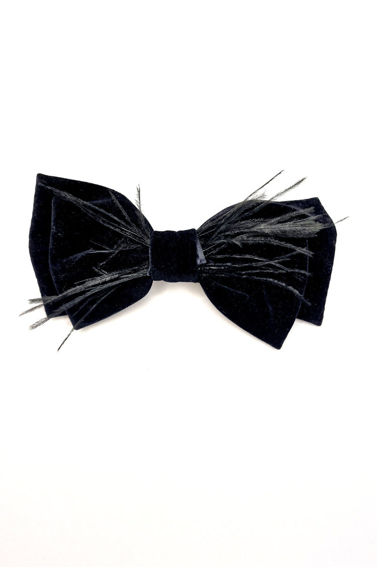 Lazo de terciopelo negro con plumas