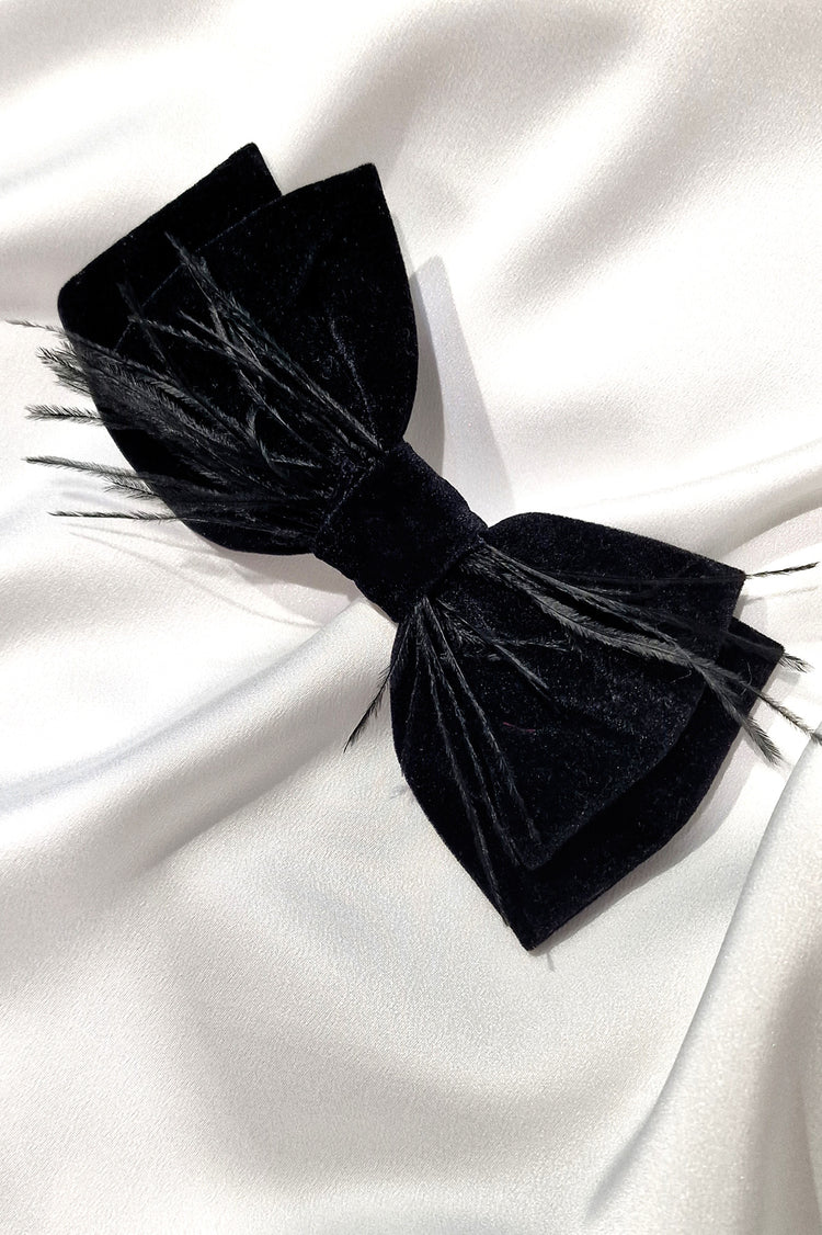 Lazo de terciopelo negro con plumas