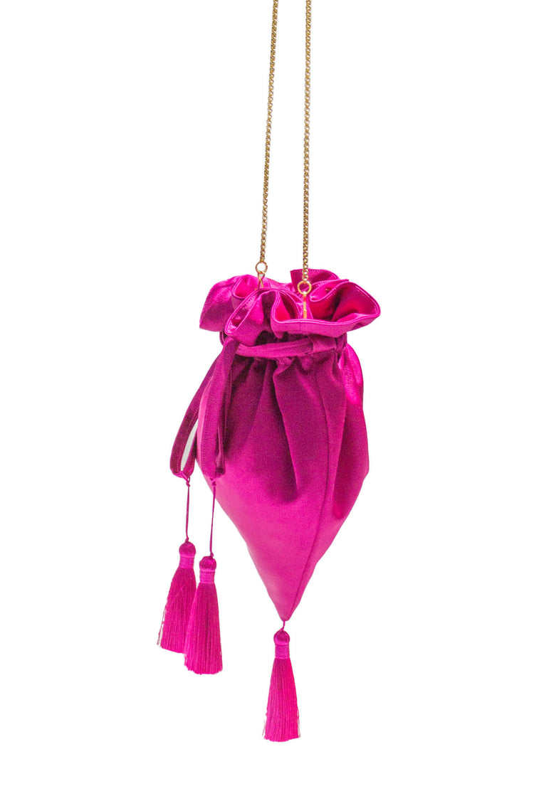 Bolso limosnnera con borlones fucsia