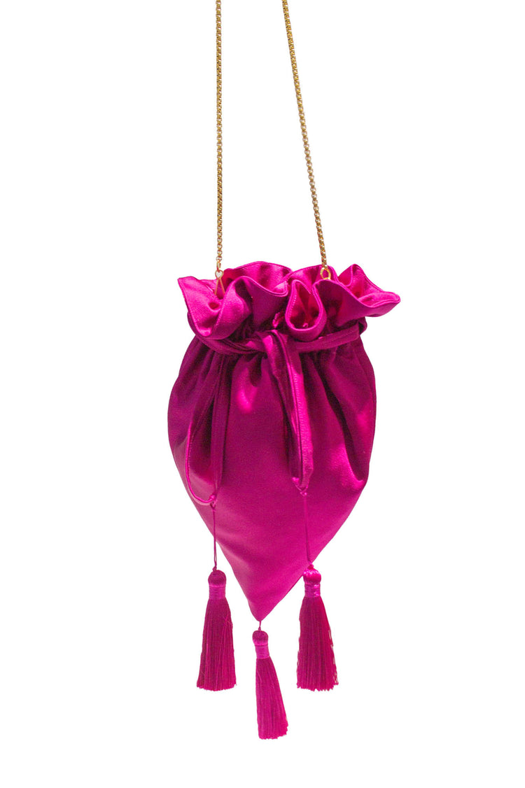 Bolso limosnnera con borlones fucsia