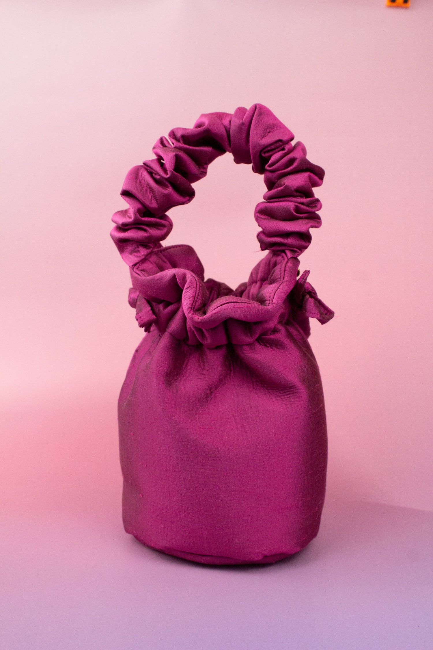 Descubre el bolso bombonera fucsia, el complemento perfecto para elevar cualquier look de invitada. Diseñado para mujeres que buscan sofisticación y exclusividad, este bolso de fiesta destaca por su vibrante color fucsia y su acabado artesanal.

Confeccionado a mano en el corazón del barrio Salamanca, este bolso refleja la esencia de la moda local con materiales de alta calidad. Nuestros bolsos personalizados Madrid se crean con mimo para ofrecer piezas únicas que se adaptan a tu estilo.

Este bolso bordado