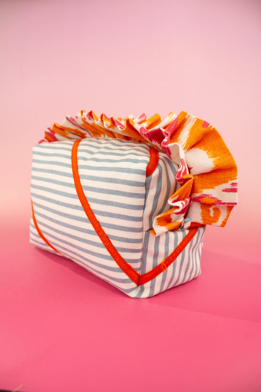 En Laqocha creamos neceseres hechos a mano con amor, pensados para mujeres que quieren algo más que un simple accesorio. Nuestros diseños combinan color, calidad y originalidad para ofrecerte piezas prácticas y con personalidad.

Ya sea que los uses como neceseres para maquillaje, para llevar en el bolso o para organizar tus esenciales en un viaje, cada neceser está diseñado para acompañarte con estilo.