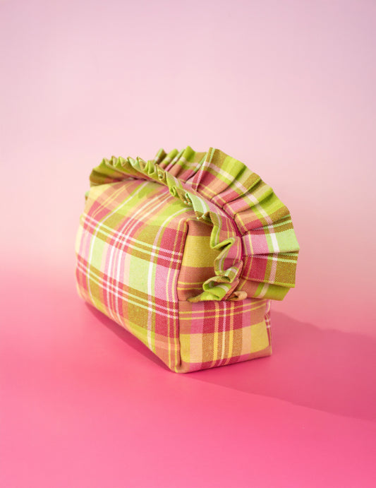 En Laqocha creamos neceseres hechos a mano con amor, pensados ​​para mujeres que quieren algo más que un simple accesorio. Nuestros diseños combinan color, calidad y originalidad para ofrecerte piezas prácticas y con personalidad.

Ya sea que los usos como neceseres para maquillaje , para llevar en el bolso o para organizar tus esenciales en un viaje, cada neceser está diseñado para acompañarte con estilo.
Neceseres para mujer: prácticos, bonitos y únicos
Neceser de mujer