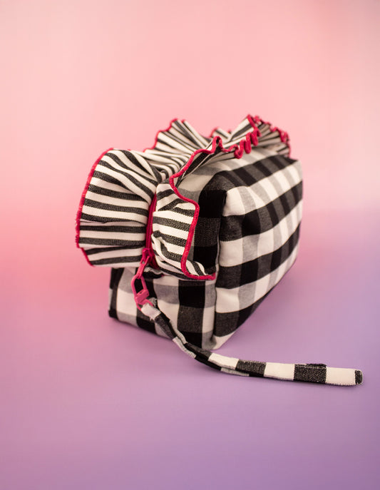 En Laqocha creamos neceseres hechos a mano con amor, pensados ​​para mujeres que quieren algo más que un simple accesorio. Nuestros diseños combinan color, calidad y originalidad para ofrecerte piezas prácticas y con personalidad.

Ya sea que los usos como neceseres para maquillaje , para llevar en el bolso o para organizar tus esenciales en un viaje, cada neceser está diseñado para acompañarte con estilo.


Neceseres para mujer: prácticos, bonitos y únicos

