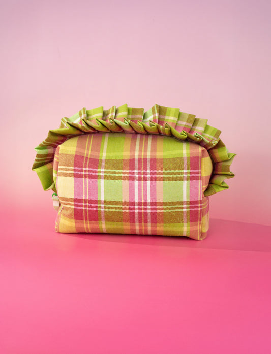En Laqocha creamos neceseres hechos a mano con amor, pensados ​​para mujeres que quieren algo más que un simple accesorio. Nuestros diseños combinan color, calidad y originalidad para ofrecerte piezas prácticas y con personalidad.

Ya sea que los usos como neceseres para maquillaje , para llevar en el bolso o para organizar tus esenciales en un viaje, cada neceser está diseñado para acompañarte con estilo.


Neceseres para mujer: prácticos, bonitos y únicos 