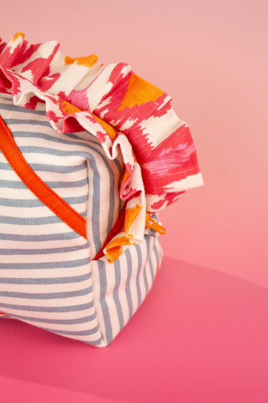 En Laqocha creamos neceseres hechos a mano con amor, pensados para mujeres que quieren algo más que un simple accesorio. Nuestros diseños combinan color, calidad y originalidad para ofrecerte piezas prácticas y con personalidad.

Ya sea que los uses como neceseres para maquillaje, para llevar en el bolso o para organizar tus esenciales en un viaje, cada neceser está diseñado para acompañarte con estilo.