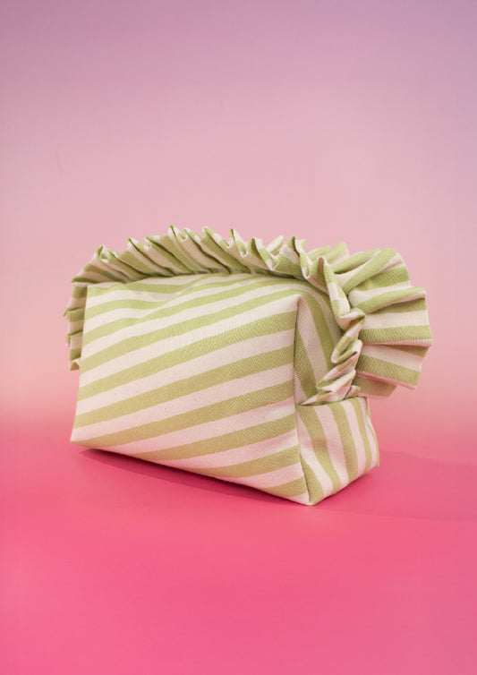 En Laqocha creamos neceseres hechos a mano con amor, pensados para mujeres que quieren algo más que un simple accesorio. Nuestros diseños combinan color, calidad y originalidad para ofrecerte piezas prácticas y con personalidad.

Ya sea que los uses como neceseres para maquillaje, para llevar en el bolso o para organizar tus esenciales en un viaje, cada neceser está diseñado para acompañarte con estilo.